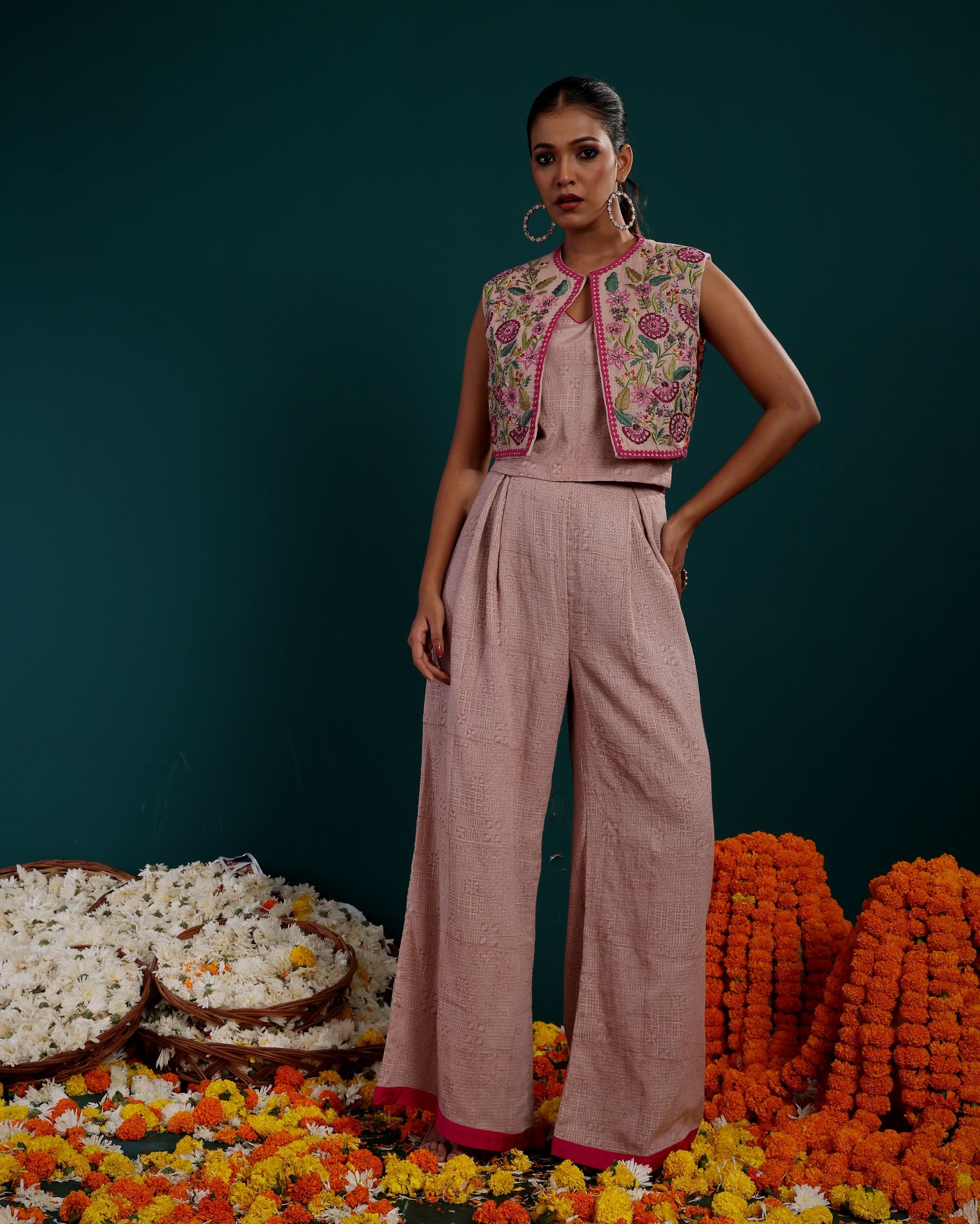 HEAVY EMBROIDERED SHORT SLEEVLESS JACKET WITH INNER & PLAZZO