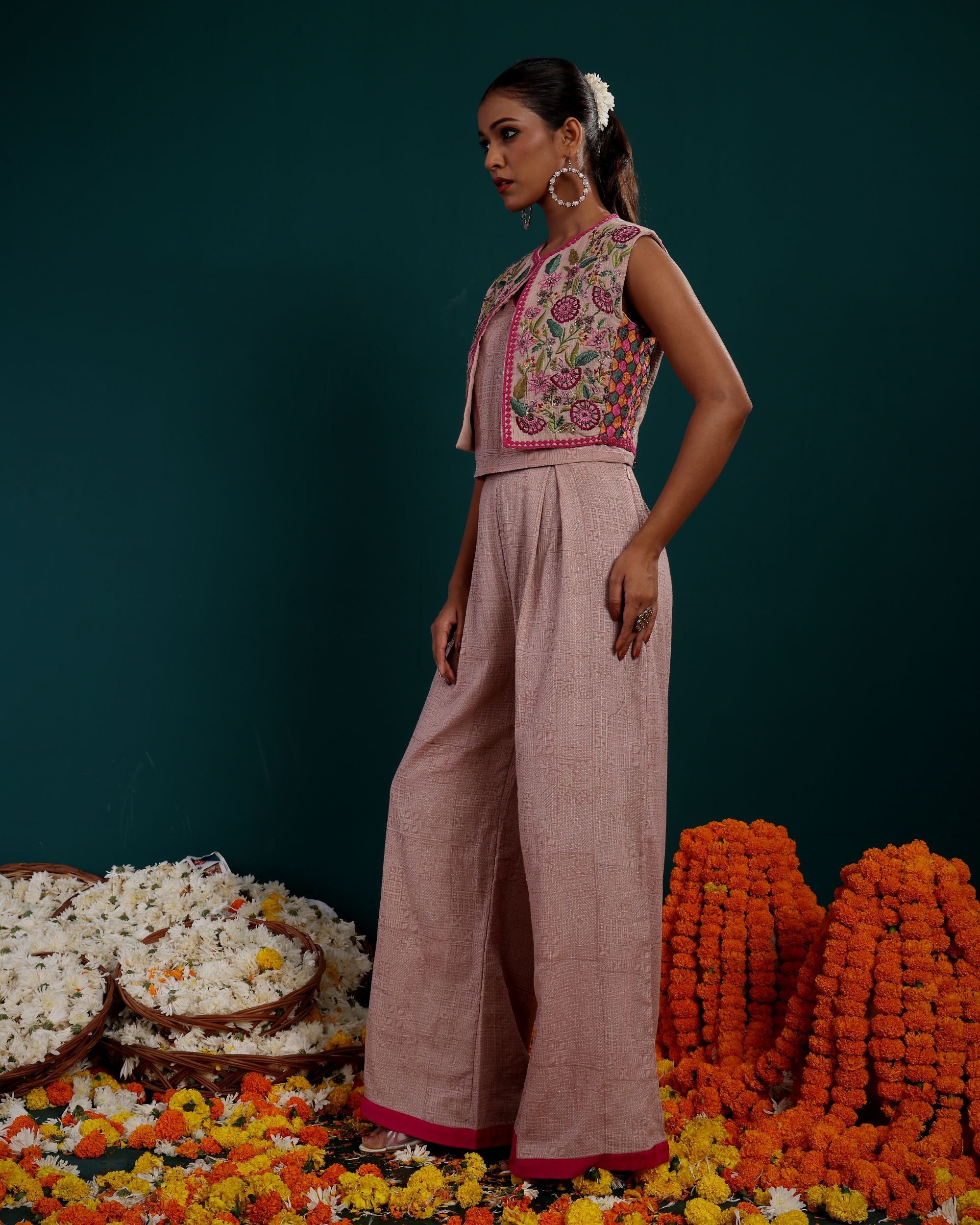 HEAVY EMBROIDERED SHORT SLEEVLESS JACKET WITH INNER & PLAZZO