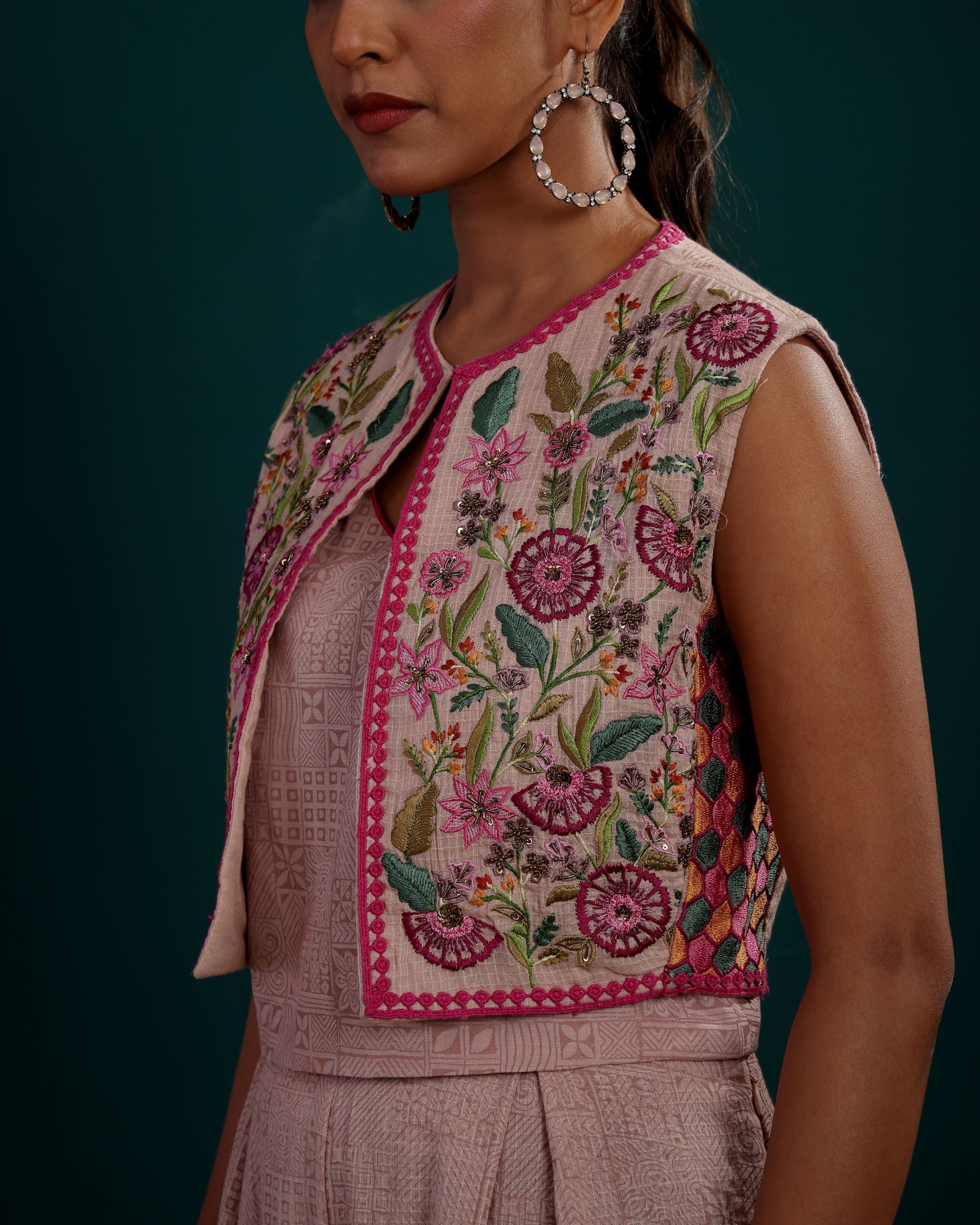 HEAVY EMBROIDERED SHORT SLEEVLESS JACKET WITH INNER & PLAZZO
